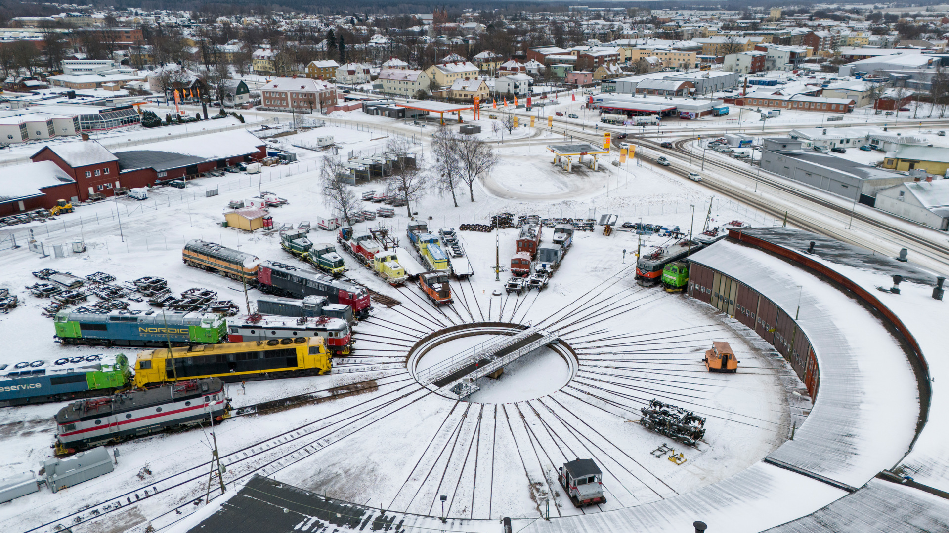 Tåg och lastbilar som står parkerade i en cirkel på ett snöbelagt underlag